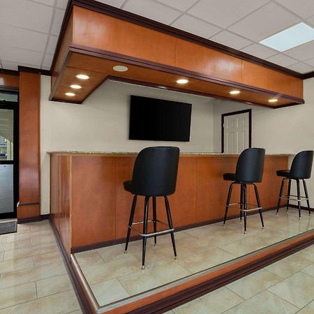 Econo Lodge Ємассі Екстер'єр фото