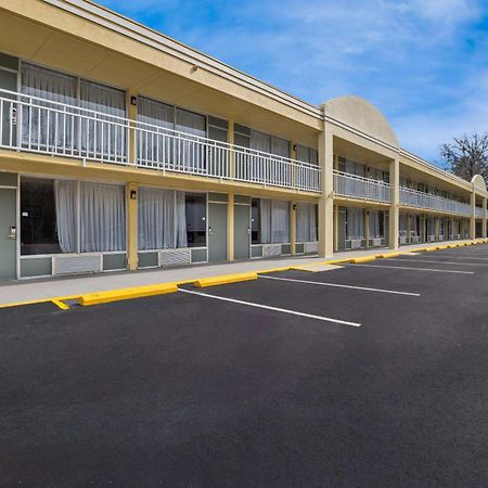 Econo Lodge Ємассі Екстер'єр фото