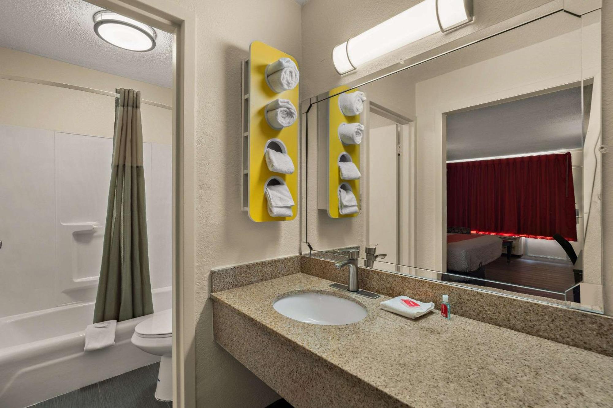 Econo Lodge Ємассі Екстер'єр фото