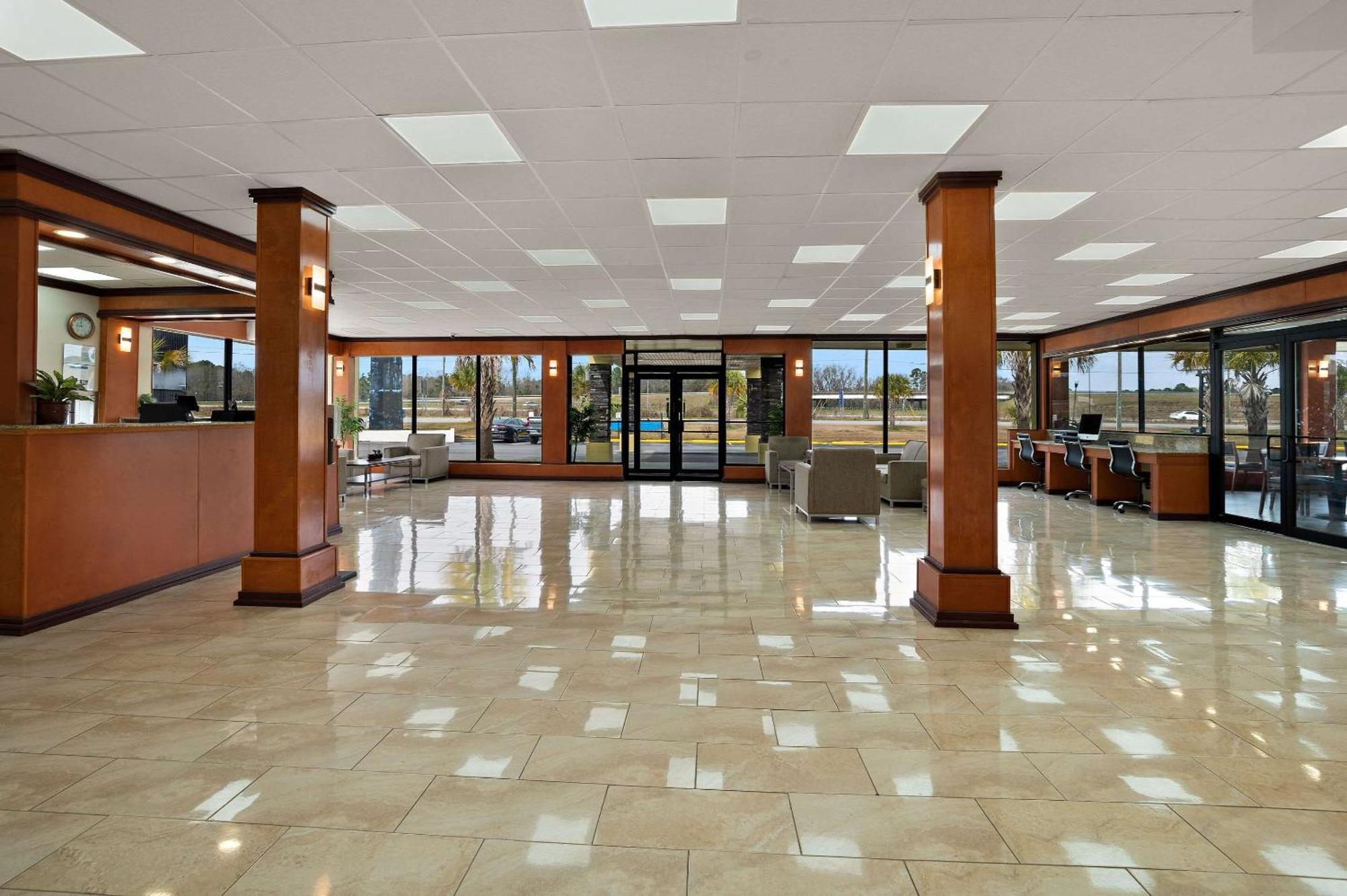 Econo Lodge Ємассі Екстер'єр фото