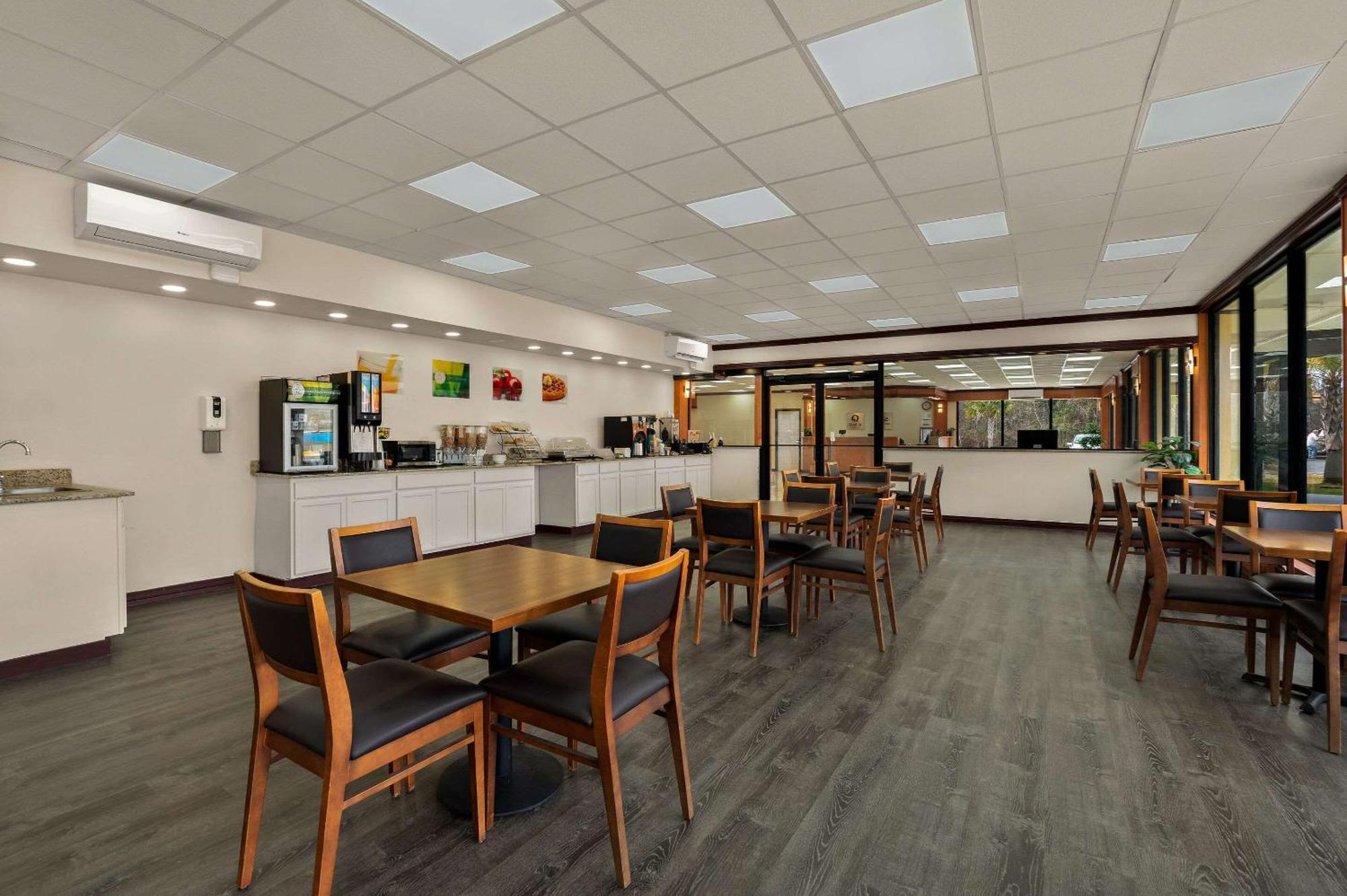Econo Lodge Ємассі Екстер'єр фото