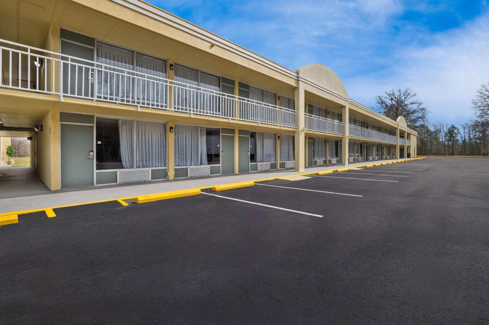 Econo Lodge Ємассі Екстер'єр фото
