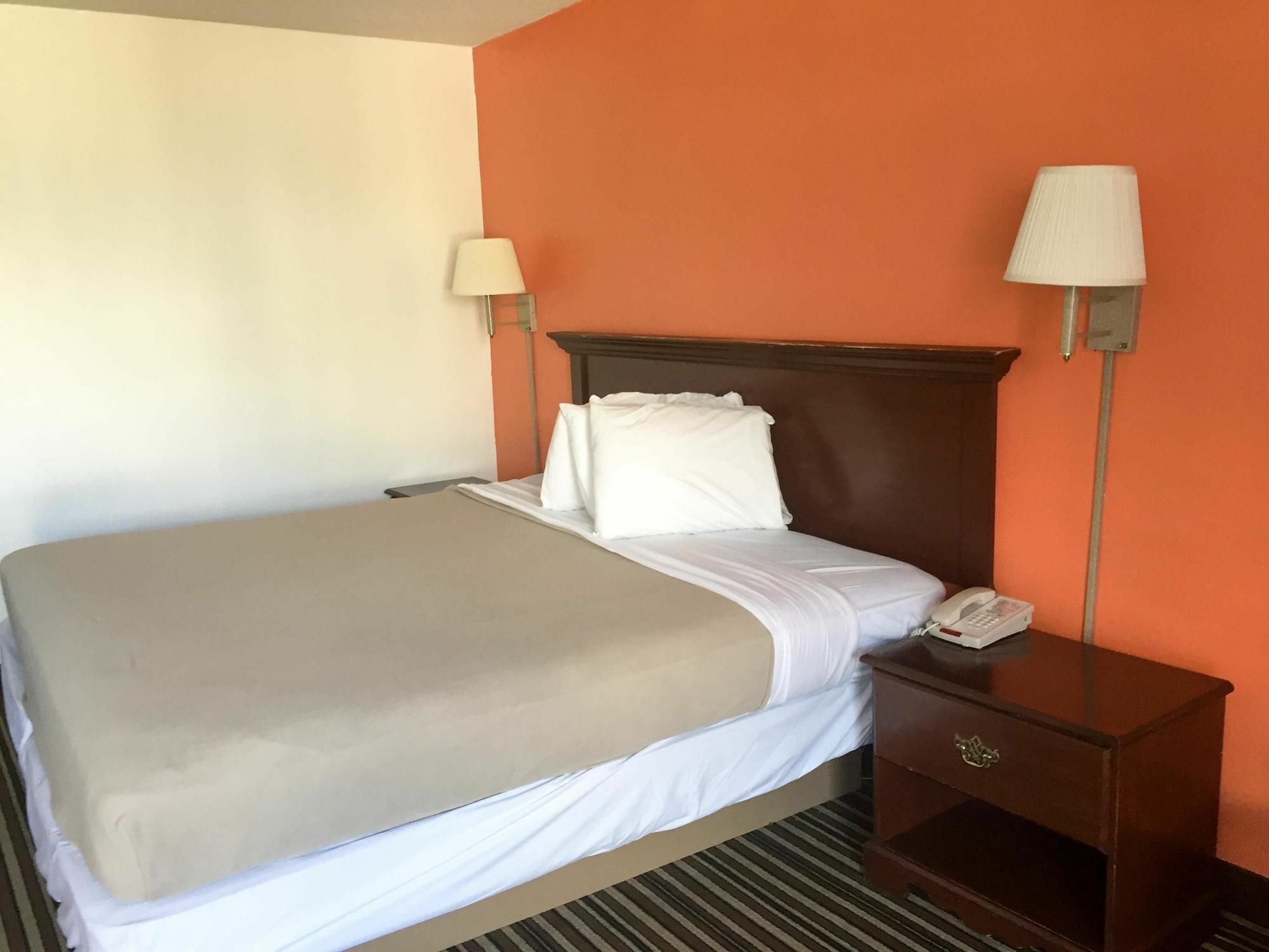Econo Lodge Ємассі Екстер'єр фото