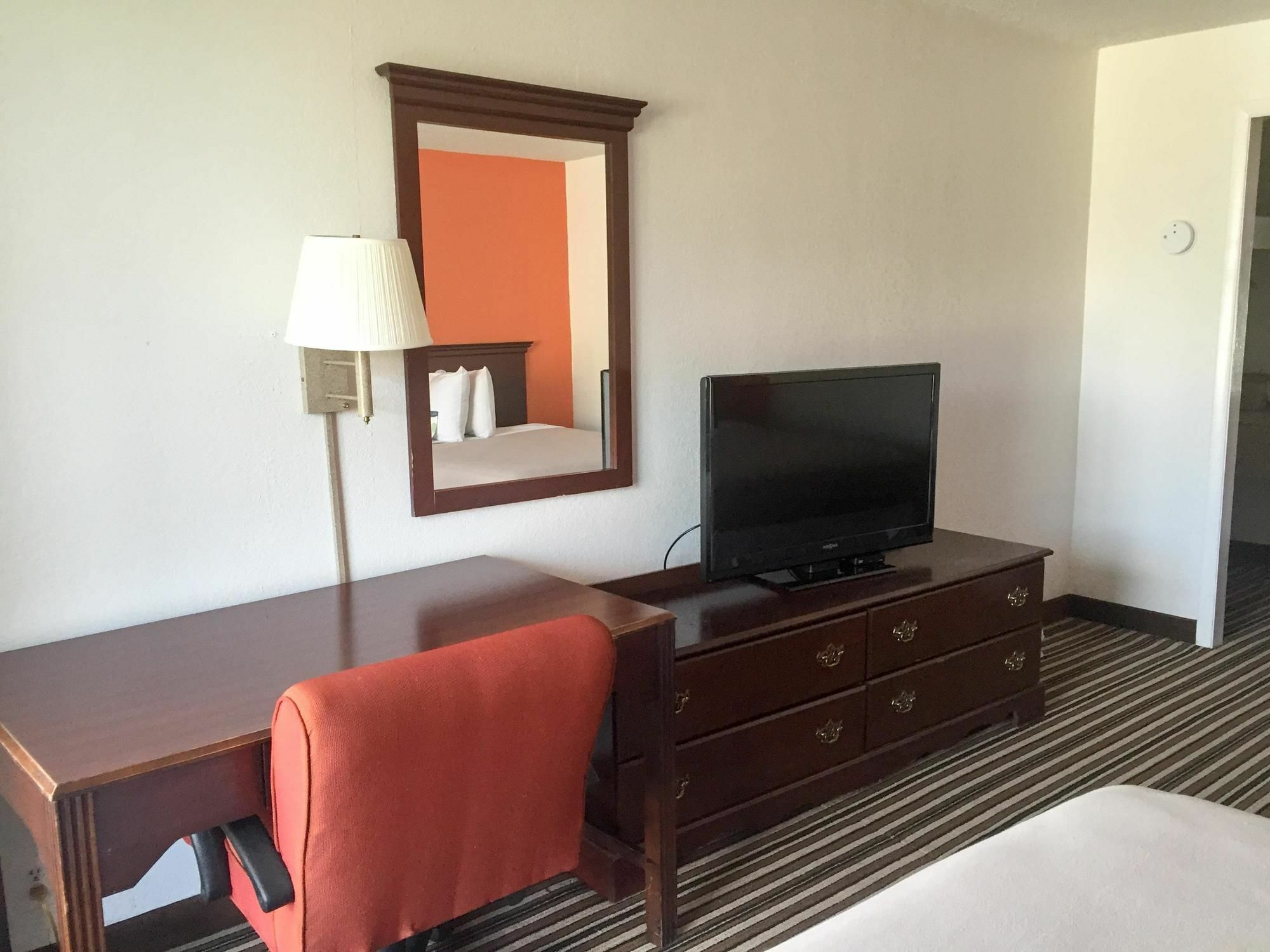 Econo Lodge Ємассі Екстер'єр фото